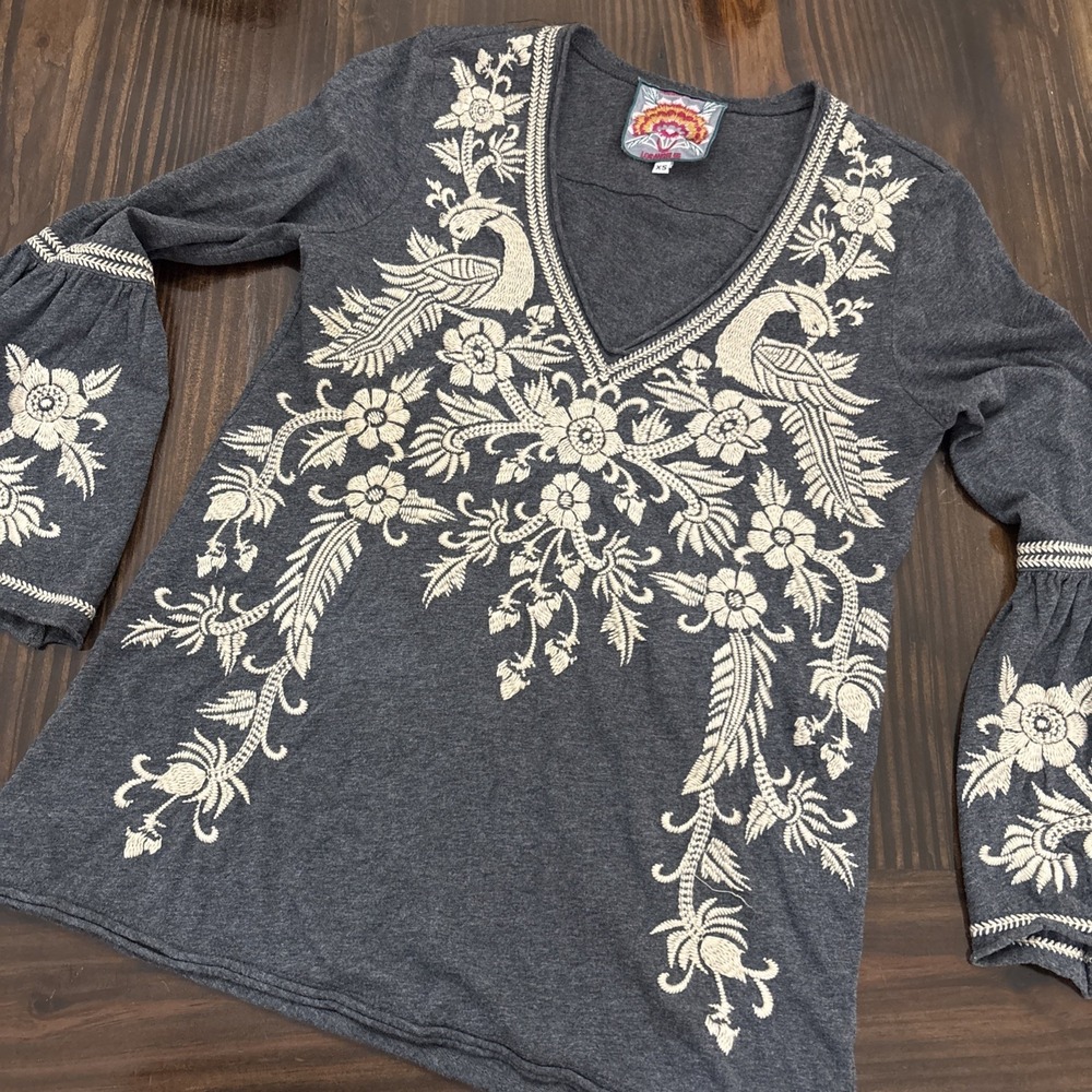 Johnny Was Embroidered Bell Sleeve V Neck Grey And Beige Blouse T Shirt Sz XS